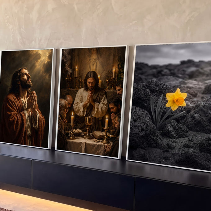 Quadro Decorativo Kit 3 Telas Jesus Cristo para Sala Marrom | quadros decorativos para sala | Jesus Cristo em oração, cena da Última Ceia com apóstolos e flor amarela em paisagem rochosa | Porao dos Quadros