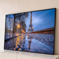 Quadro Decorativo Grande Torre Eiffel Azul para Sala | quadros decorativos para sala | Torre Eiffel iluminada refletida em calçada molhada durante a noite | Porao dos Quadros