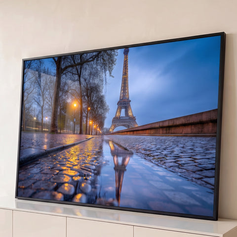 Torre Eiffel iluminada refletida em rua de paralelepípedos molhada em Paris ao anoitecer, quadro decorativo