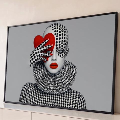 Mulher de cabeça em poá, gola rufo pied-de-poule, batom e coração vermelho em fundo cinza, quadro decorativo