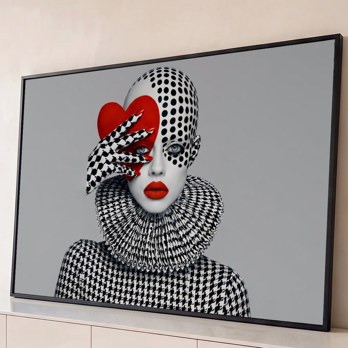 Mulher de cabeça em poá, gola rufo pied-de-poule, batom e coração vermelho em fundo cinza, quadro decorativo