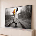 Quadro Decorativo Grande Personagem com Balões para Sala | quadros decorativos para sala | figura de cartola e sobretudo com balões coloridos em foto preto e branco sobre trilhos | Porao dos Quadros