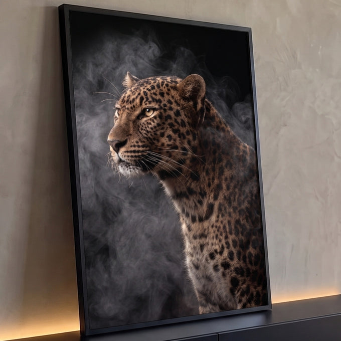 Leopardo de perfil com olhos âmbar envolto em fumaça cinza sobre fundo preto, quadro decorativo