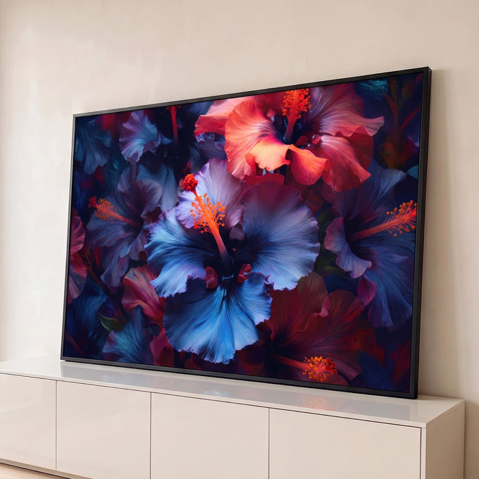 Quadro Decorativo Grande Hibiscos Azuis para Sala Azul | quadros decorativos para sala | flores de hibisco em azul, roxo e vermelho com pistilos laranja sobre fundo escuro | Porao dos Quadros