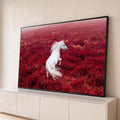 Cavalo branco empinando com a crina ao vento em um campo de vegetação vermelha, quadro decorativo