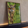 Quadro Decorativo Grande Coruja de Olhos para Sala Verde | quadros decorativos para sala | coruja com olhos laranja intensos entre galhos verdes de pinheiro | Porao dos Quadros