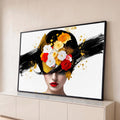 Rosto de mulher com lábios vermelhos e rosas no cabelo preto, respingos dourados, quadro decorativo