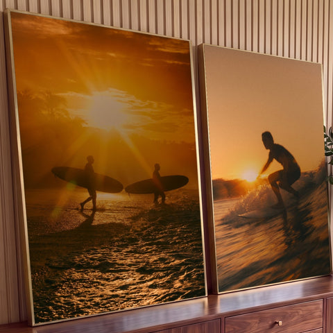 Quadro Decorativo Grande Surfistas ao Pôr do Sol para Sala | quadros decorativos para sala | surfistas em silhueta ao pôr do sol com pranchas e onda em tons laranja | Porao dos Quadros