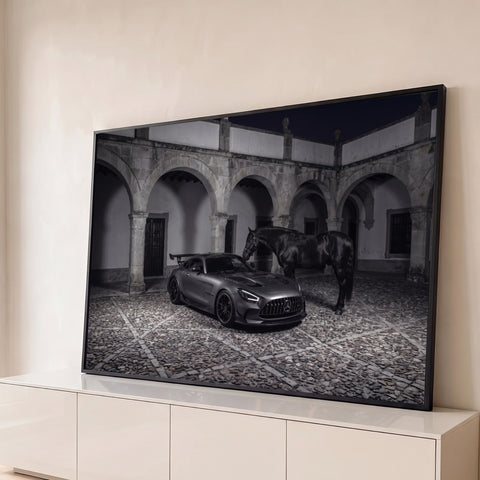 Carro esportivo cinza e cavalo negro em pátio de pedra com arcos coloniais à noite, quadro decorativo