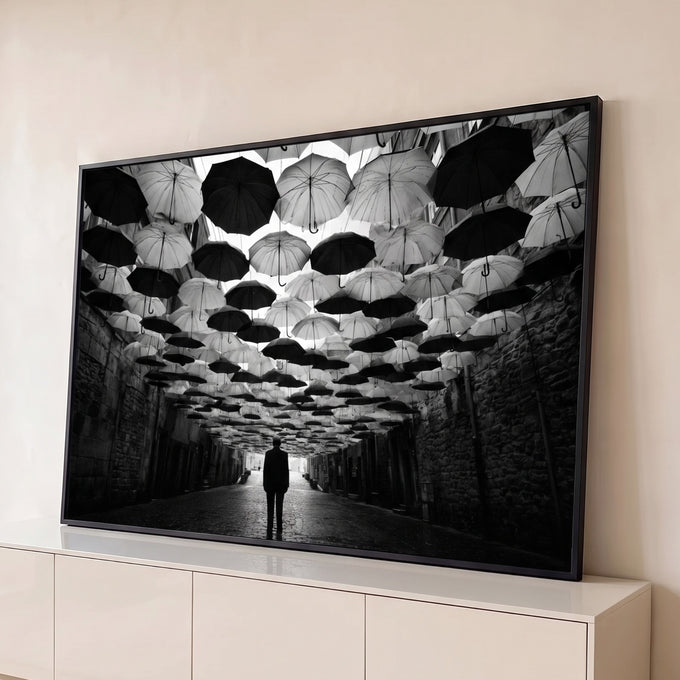 Quadro Decorativo Grande Homem Solitário para Sala Preto | quadros decorativos para sala | homem solitário de terno sob túnel de guarda-chuvas pretos e brancos em preto e branco | Porao dos Quadros