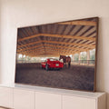 Ferrari clássica vermelha ao lado de cavalo marrom em picadeiro coberto de haras, quadro decorativo