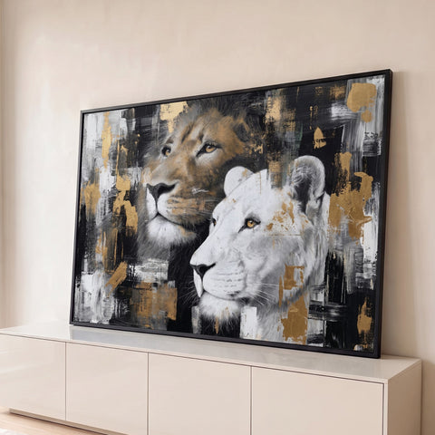 Leão de juba dourada e leoa branca lado a lado sobre pinceladas pretas, brancas e douradas, quadro decorativo