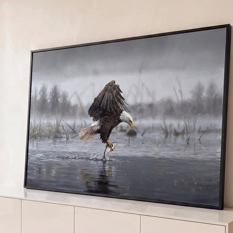 Águia-americana agarrando peixe sobre lago com juncos e neblina cinza, pintura realista, quadro decorativo