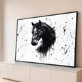 Cabeça de cavalo negro com crina e respingos de tinta escorrendo sobre fundo branco, quadro decorativo