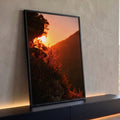 Quadro Decorativo Grande Urze e Rochas para Sala Laranja | quadros decorativos para sala | pôr do sol entre rochas e arbustos secos com montanha ao fundo em tons laranja | Porao dos Quadros