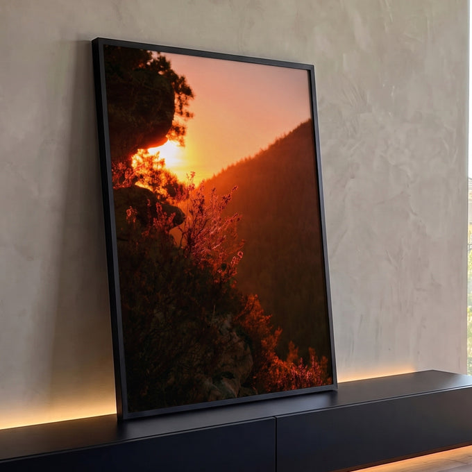 Quadro Decorativo Grande Urze e Rochas para Sala Laranja | quadros decorativos para sala | pôr do sol entre rochas e arbustos secos com montanha ao fundo em tons laranja | Porao dos Quadros