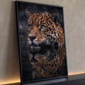 Onça pintada de olhos claros com a cabeça fora da água escura e reflexo espelhado, quadro decorativo
