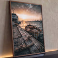Barco de madeira antigo amarrado ao píer com corda, mar e veleiros ao pôr do sol, quadro decorativo