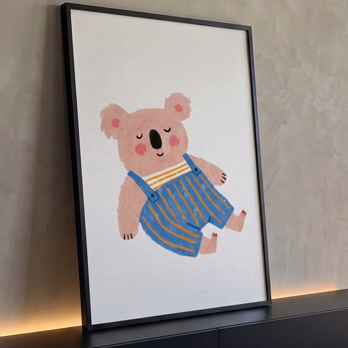 Coala fofo dormindo de macacão azul listrado em ilustração de giz sobre fundo branco, quadro decorativo
