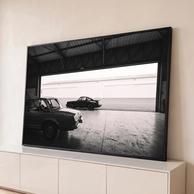 Quadro Decorativo Grande Carros Clássicos para Sala Preto | quadros decorativos para sala | dois carros clássicos em preto e branco dentro de um hangar industrial | Porao dos Quadros