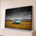 Mustang clássico turquesa em campo dourado sob céu cinza de tempestade e montanhas, quadro decorativo