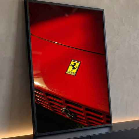 Close do capô vermelho de carro esportivo com emblema amarelo de cavalo empinado, quadro decorativo