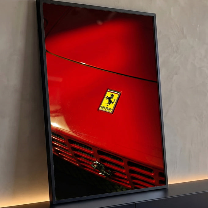 Close do capô vermelho de carro esportivo com emblema amarelo de cavalo empinado, quadro decorativo