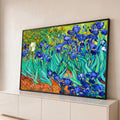 Quadro Decorativo Grande Íris Azuis de Van para Sala Azul | quadros decorativos para sala | campo de íris azuis e brancas com fundo de flores laranja e grama verde | Porao dos Quadros
