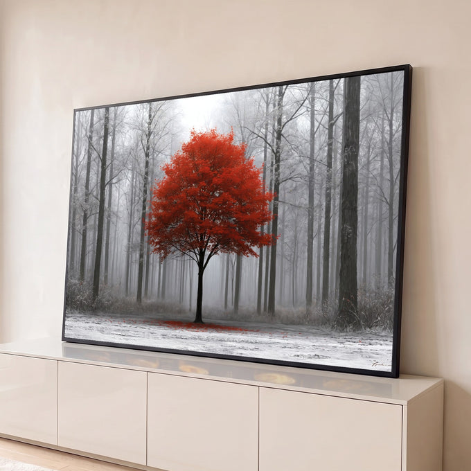 Árvore de folhas vermelhas no centro de uma floresta cinza com neblina e chão nevado, quadro decorativo