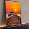 Quadro Decorativo Grande Píer de Madeira para Sala Laranja | quadros decorativos para sala | deck de madeira levando a quiosque com pôr do sol laranja refletido na água | Porao dos Quadros