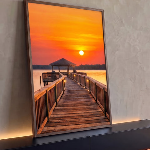 Quadro Decorativo Grande Píer de Madeira para Sala Laranja | quadros decorativos para sala | deck de madeira levando a quiosque com pôr do sol laranja refletido na água | Porao dos Quadros