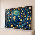 Quadro Decorativo Grande Astronauta e Relógios para Sala | quadros decorativos para sala | astronauta flutuando em vórtex azul cercado de relógios dourados e pulseiras coloridas | Porao dos Quadros
