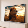 Leão de juba dourada olhando o céu na savana ao pôr do sol, cercado de borboletas, quadro decorativo