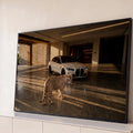 Quadro Decorativo Grande Tigre e Carro para Sala Branco | quadros decorativos para sala | tigre branco caminhando à frente de carro esportivo branco em garagem moderna | Porao dos Quadros