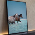 Cavalo tordilho e cavalo baio caminhando no mar raso turquesa sob céu azul, quadro decorativo