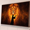 Quadro Decorativo Grande Leão em Chamas para Sala Dourado | quadros decorativos para sala | leão com juba em chamas douradas e silhueta de rei coroado ao fundo escuro | Porao dos Quadros