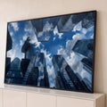 Pintura de arranha-céus espelhados vistos de baixo refletindo céu azul e nuvens, quadro decorativo