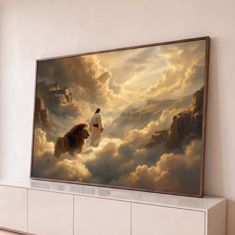 Jesus de manto branco caminhando com leão entre nuvens douradas e montanhas, quadro decorativo