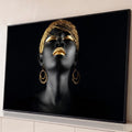 Mulher negra de rosto erguido com batom, cílios, brincos e touca de miçangas dourados, quadro decorativo