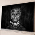 Criança africana com pintura facial de pontos brancos e colares de miçangas em preto e branco, quadro decorativo