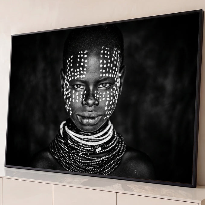 Criança africana com pintura facial de pontos brancos e colares de miçangas em preto e branco, quadro decorativo
