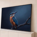 Martim-pescador azul e laranja pousado em galho seco sobre fundo azul escuro, quadro decorativo