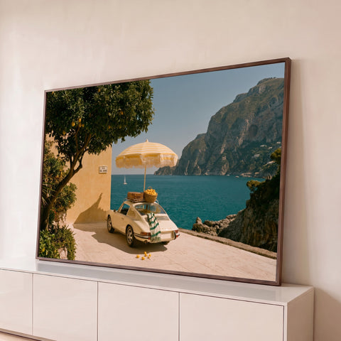 Porsche 911 vintage creme com cesta de limões e guarda-sol diante do mar e falésias, quadro decorativo