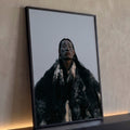 Quadro Decorativo Guerreiro Indígena com Manto de Pele | quadros decorativos para sala | homem indígena com pintura facial cinza e manto de pele contra céu claro | Porao dos Quadros
