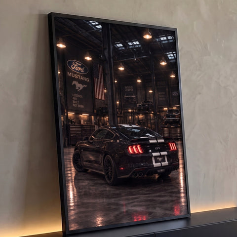 Mustang GT preto com faixas brancas e lanternas acesas em garagem iluminada, quadro decorativo