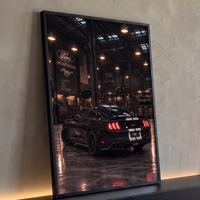 Quadro Decorativo Grande Mustang Visto de Trás para Sala | quadros decorativos para sala | Mustang preto visto de trás com faixas brancas em garagem iluminada | Porao dos Quadros