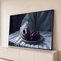 Quadro Decorativo Grande Mão Alcançando para Sala Branco | quadros decorativos para sala | mão em manto branco tocando cacho de uvas escuras sobre prato metálico | Porao dos Quadros