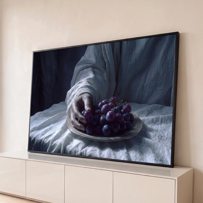 Quadro Decorativo Grande Mão Alcançando para Sala Branco | quadros decorativos para sala | mão em manto branco tocando cacho de uvas escuras sobre prato metálico | Porao dos Quadros