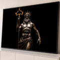 Quadro Decorativo Grande Deus Grego para Sala Preto | quadros decorativos para sala | figura masculina mitológica metálica com coroa de espinhos dourada e tridente sobre fundo preto | Porao dos Quadros