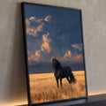 Cavalo preto em campo de trigo dourado sob nuvens de tempestade ao entardecer, quadro decorativo
